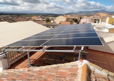 Instalación con fabricación de Pérgola sin taladrar la terraza en Pinos Puente (Granada) de 8,7 kWp con 3 baterías de 5 kW